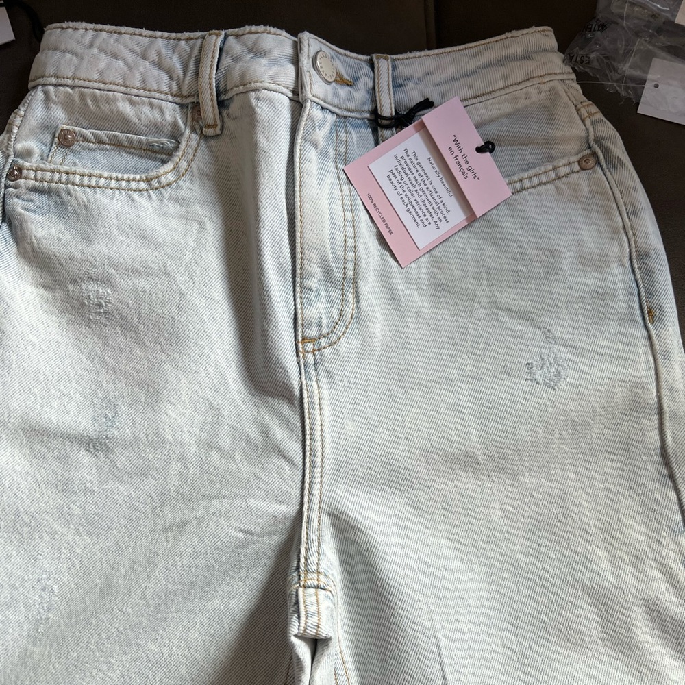 NWT AVEC LES FILLES HIGH RISE DISTRESSED JEANS!